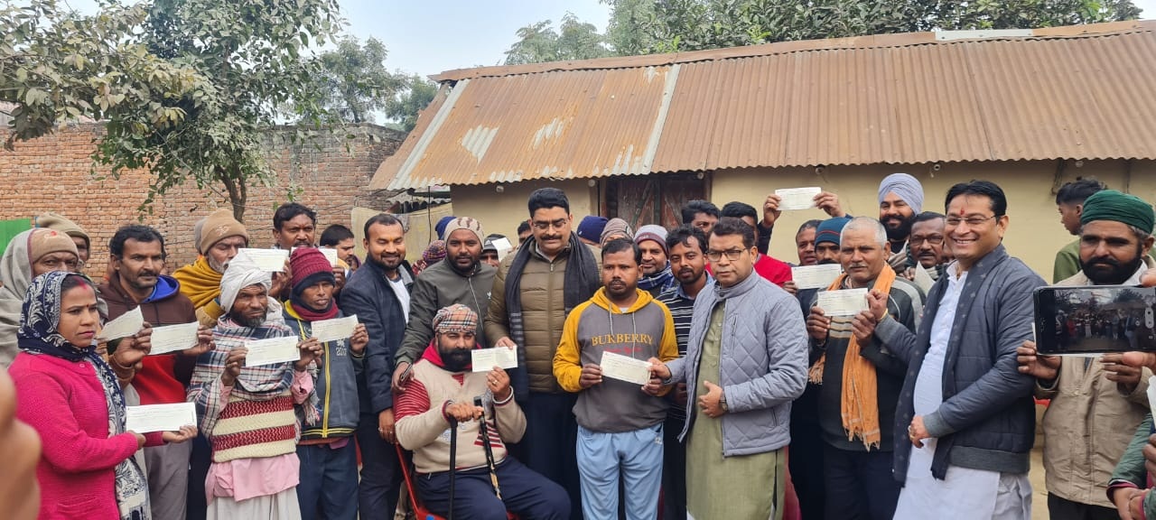 विधायक ने मुख्यमंत्री राहत कोष से आर्थिक सहायता के चेक बाटे