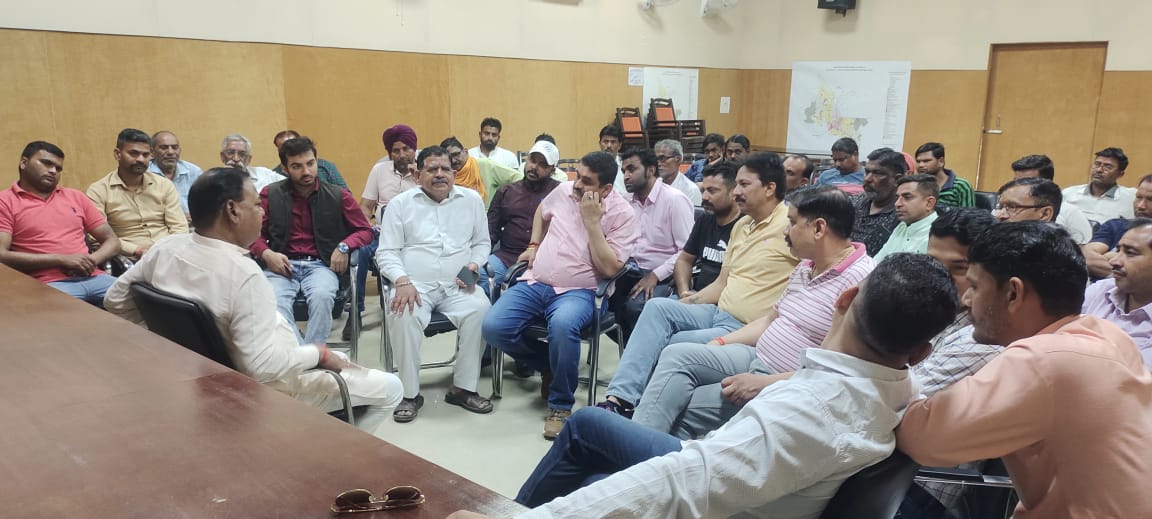 हाईवे की दुकानों को उजाड़े जाने के खिलाफ मेयर रामपाल की अगुवाई में  नगर निगम में  पार्षदों की बैठक हुयी