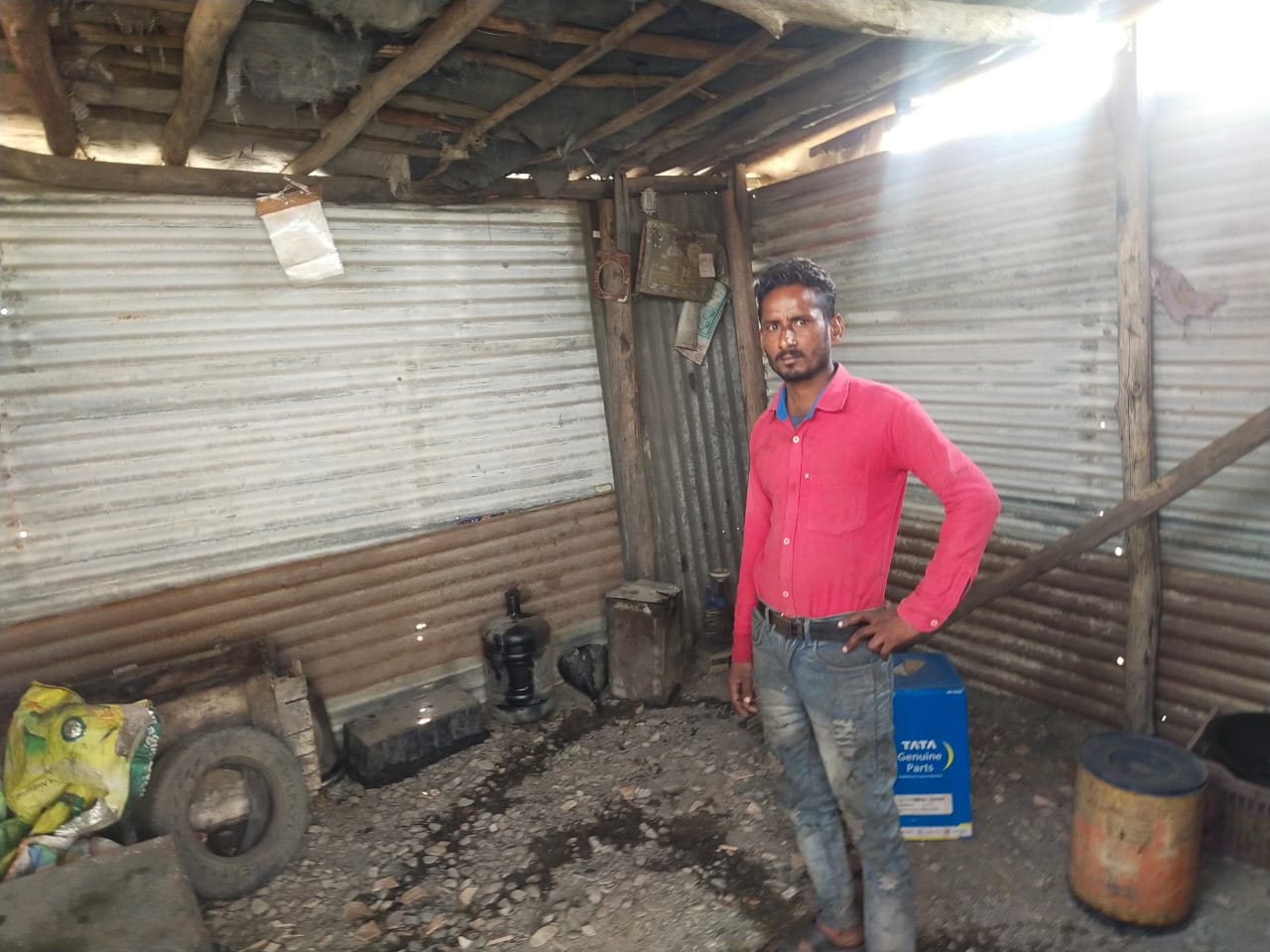 ट्रांसपोर्ट नगर स्थित टेम्पो स्टैंड पर बीती रात अज्ञात चोरो ने चाय व कबाड़ के साथ ही टायर पंचर की दुकान का ताला तोड़कर