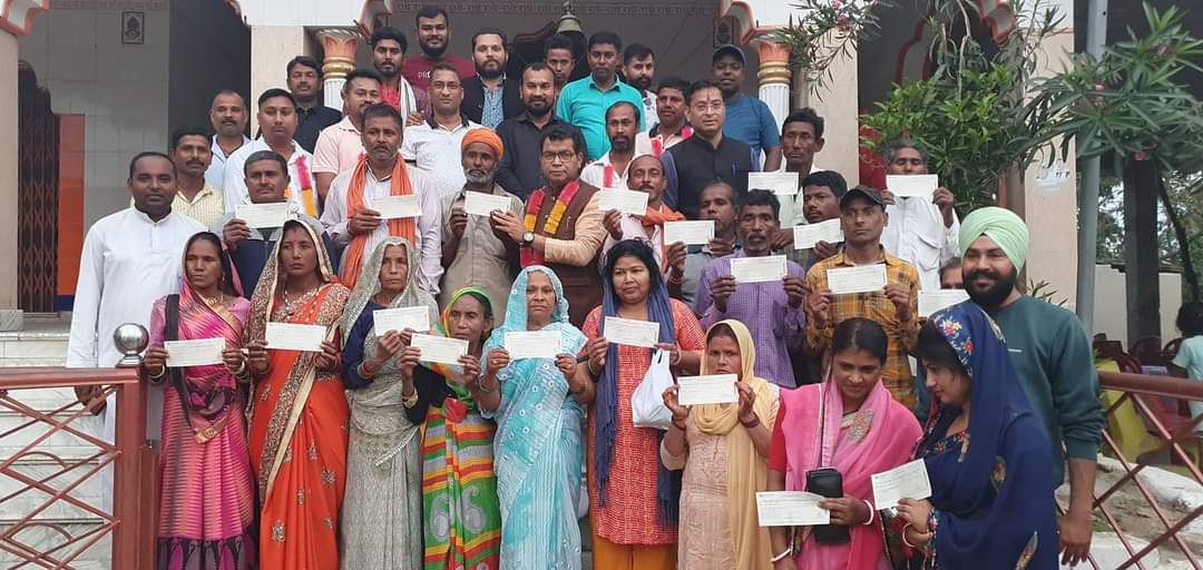 विधायक ने मुख्यमंत्री राहत कोष से स्वीकृत आर्थिक सहायता के चैक किए वितरित