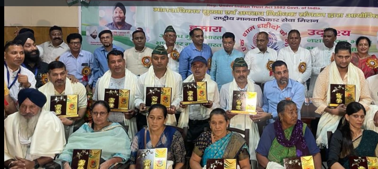 एक शाम शहीदों के नाम’ कार्यक्रम में दिखीं तराई की कौमी एकता के गुलदस्ते की झलक                 डीएम, एसएसपी,विधायक, मेयर सहित समाजसेवियों ने शहीदों के  आश्रित, पूर्व सैनिकों को किया सम्मानित।