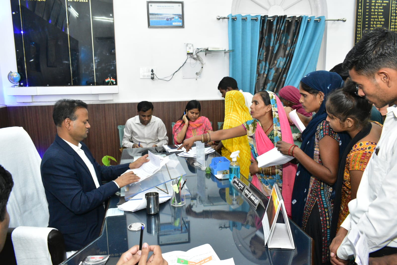 बरेली के नए जिलाधिकारी के रूप में रविंद्र कुमार ने चार्ज लिया  जनशिकायतों का गुणवत्तापूर्ण एवं यथाशीघ्र निस्तारण करने के दिये निर्देश* 