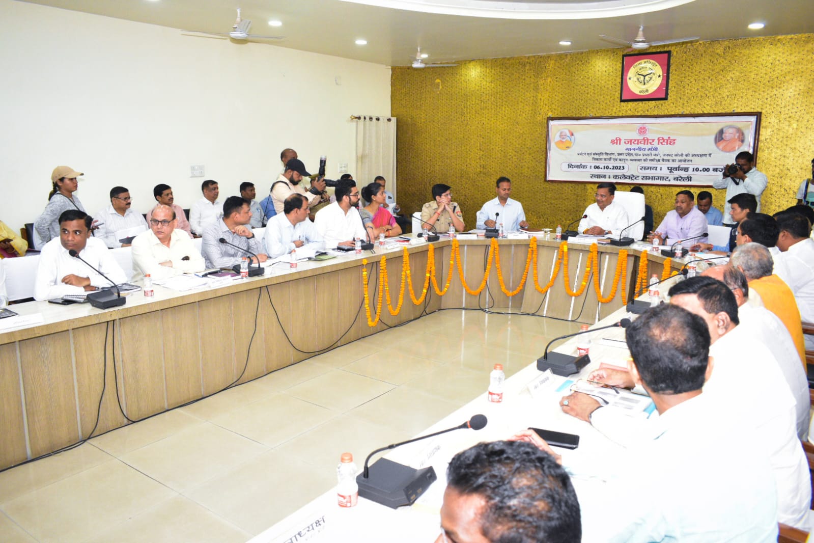 प्रभारी मंत्री जयवीर सिंह ने समस्त विभागों के कार्यों की समीक्षा बैठक