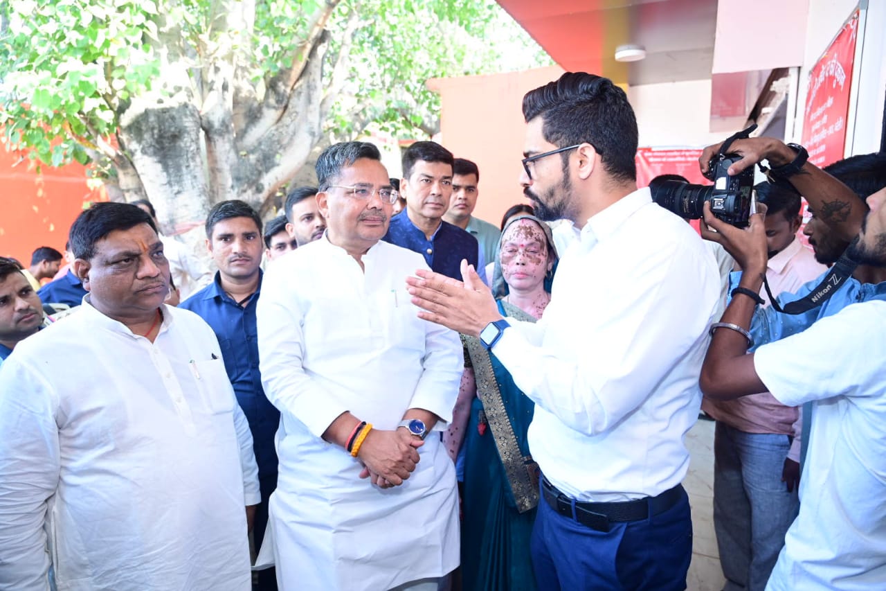 प्रभारी मंत्री ने अन्नपूर्णा मॉडल शॉप का किया निरीक्षण