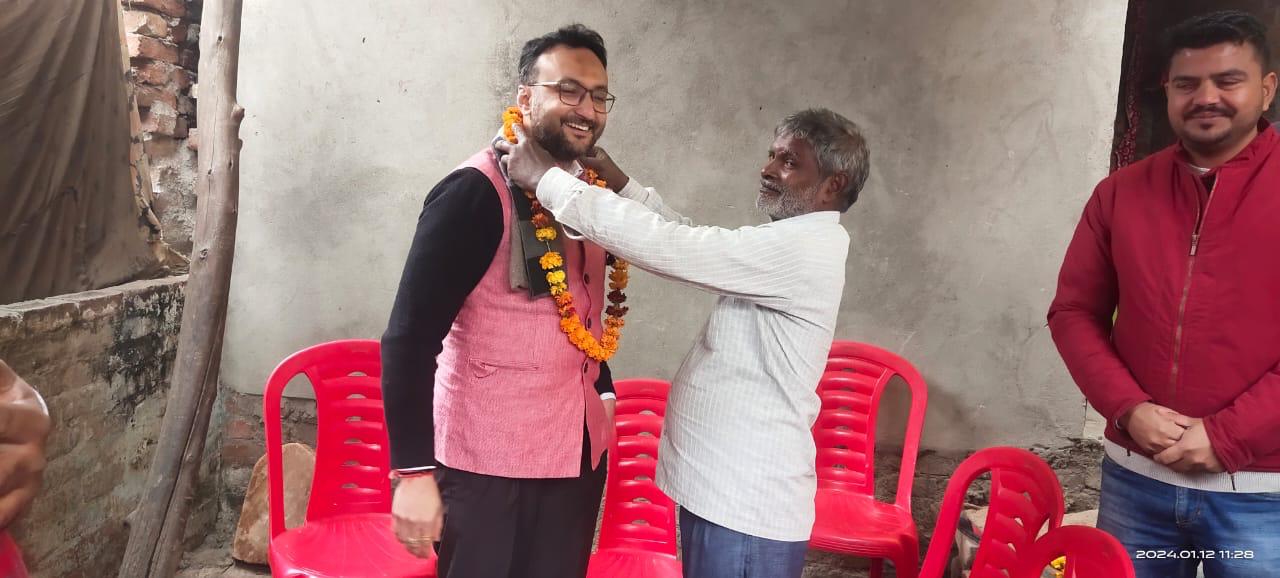 दातागंज बदायूं ग्राम प्रधान विशाल गुप्ता ने एडवोकेट रविंद्र विक्रम सिंह का फूल माला पहनाकर किया स्वागत