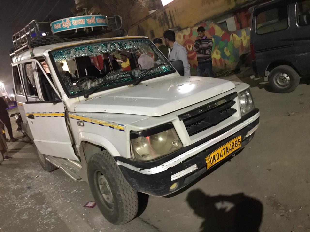 कार सवार हमलावरों ने टैक्सी चालक पर किया हमला जान बचाकर भागा चालक,गाड़ी में तोड़फोड़ पुलिस ने शुरू की हमलावरों की तलाश