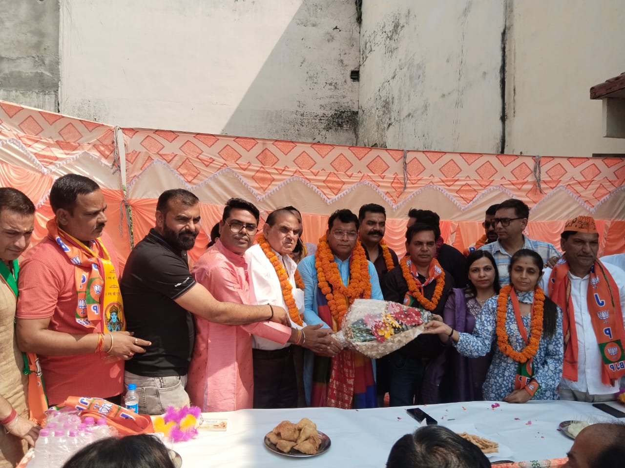 कांग्रेस को लगा एक और झटका  पूर्व महामंत्री राजीव कामरा अपने समर्थको संग भाजपा में शामिल विधायक शिव अरोरा ने दिलाई पार्टी की सदस्यता 