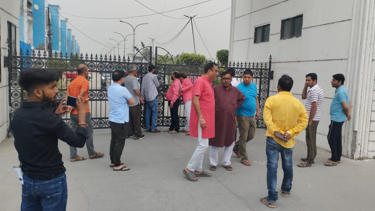 भूमि पूजन को देख कॉलोनी वाशिंदों का चढ़ा पारा आरडब्ल्यूएस का घेराव कर उठाया मुद्दा जर्जर सड़कों की हालत सुधारने की मांग