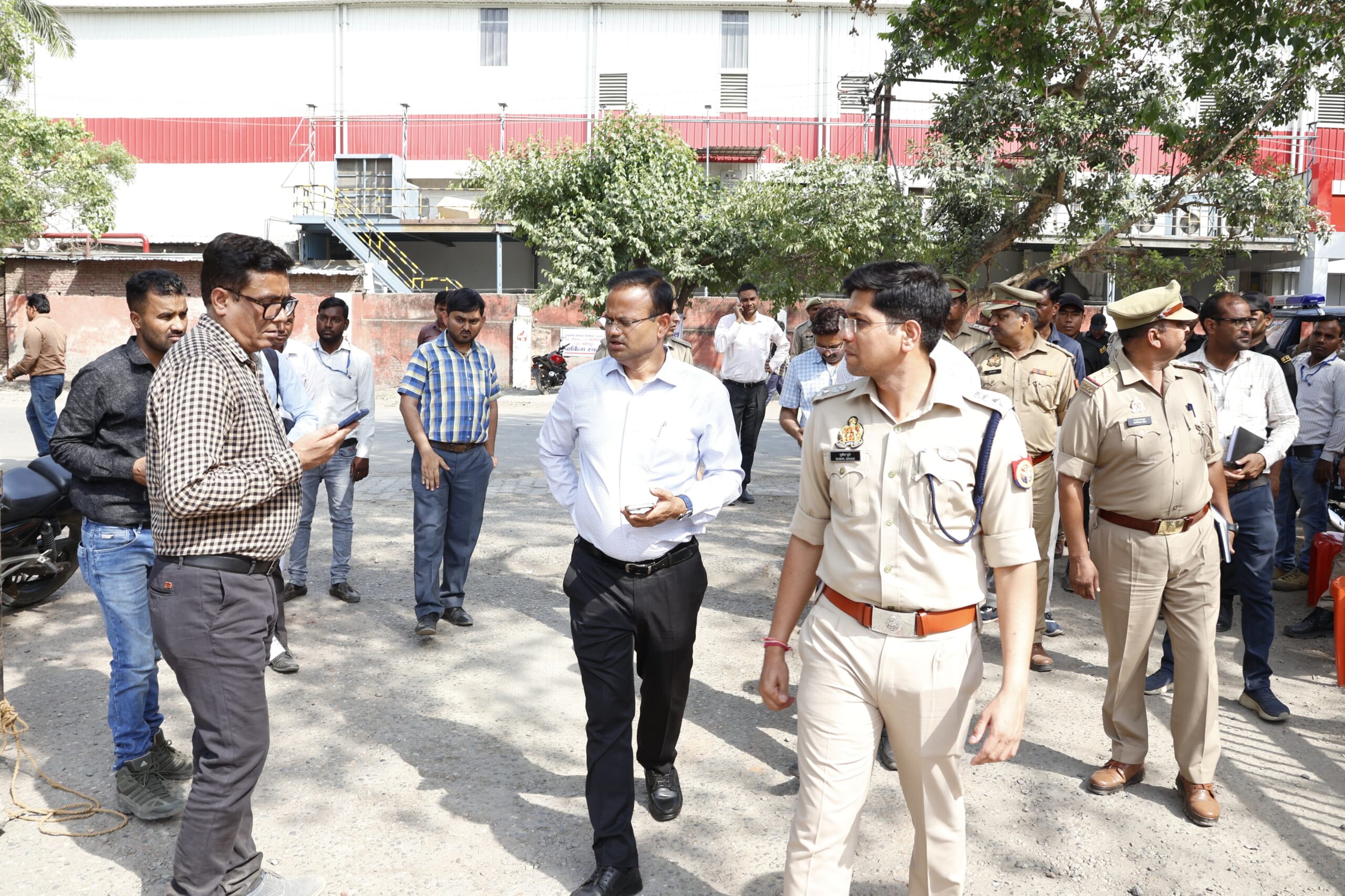 डीएम और एसएसपी ने वेयरहाउस परसा खेड़ा का लिया जायजा कल 3089 पोलिंग पार्टी कल होगी डिस्पैच*