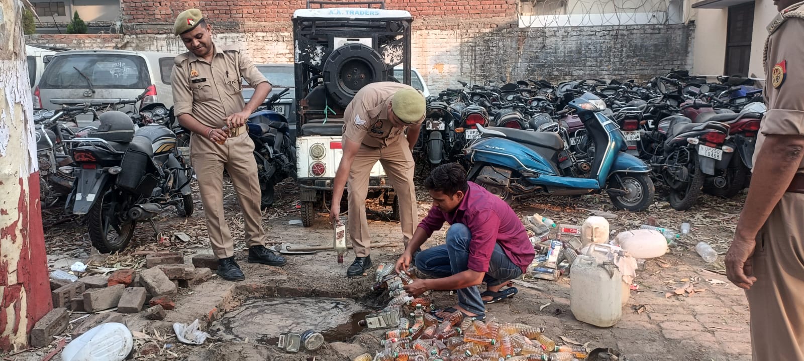 मिट्टी में मिली मौत की बोतलें प्रेम नगर पुलिस की सख्त कार्रवाई से नशे के सौदागरों में हड़कंप