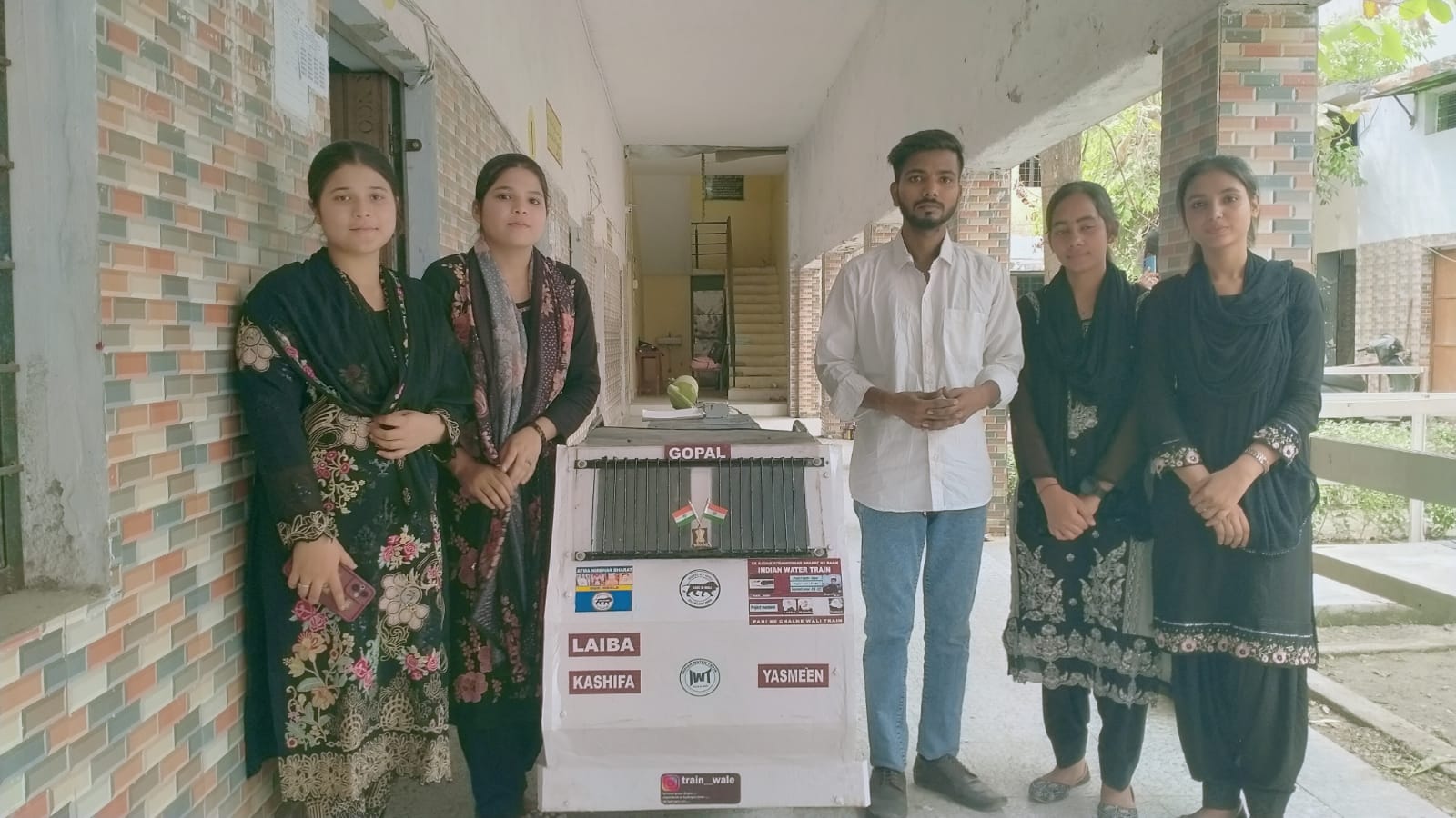 बरेली के छात्र ने बनाई पानी से चलने वाली ट्रेन, पांच साल की मेहनत से तैयार किया अनोखा मॉडल