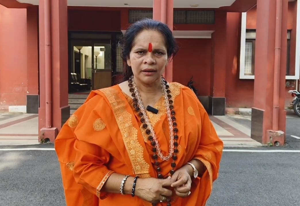 नेहरू-गांधी परिवार की नीतियों पर साध्वी प्राची का तीखा हमला, कहा- ‘पाकिस्तान और आतंकियों के प्रति हमेशा नरमी बरती*