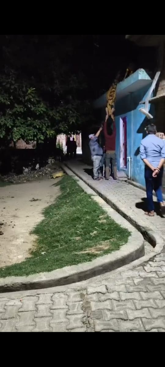 शराबी पति का हैवानियत भरा चेहरा: पत्नी को पीटकर छत से लटकाया, पड़ोसियों ने बचाई जान