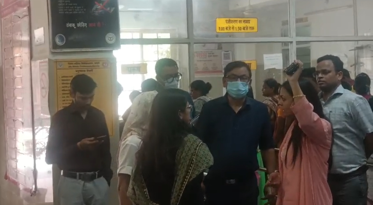 बिना तामझाम के डीएम पहुंचे जिला अस्पताल, आम मरीज बनकर किया रियलिटी चेक, अफसरों में मचा हड़कंप*