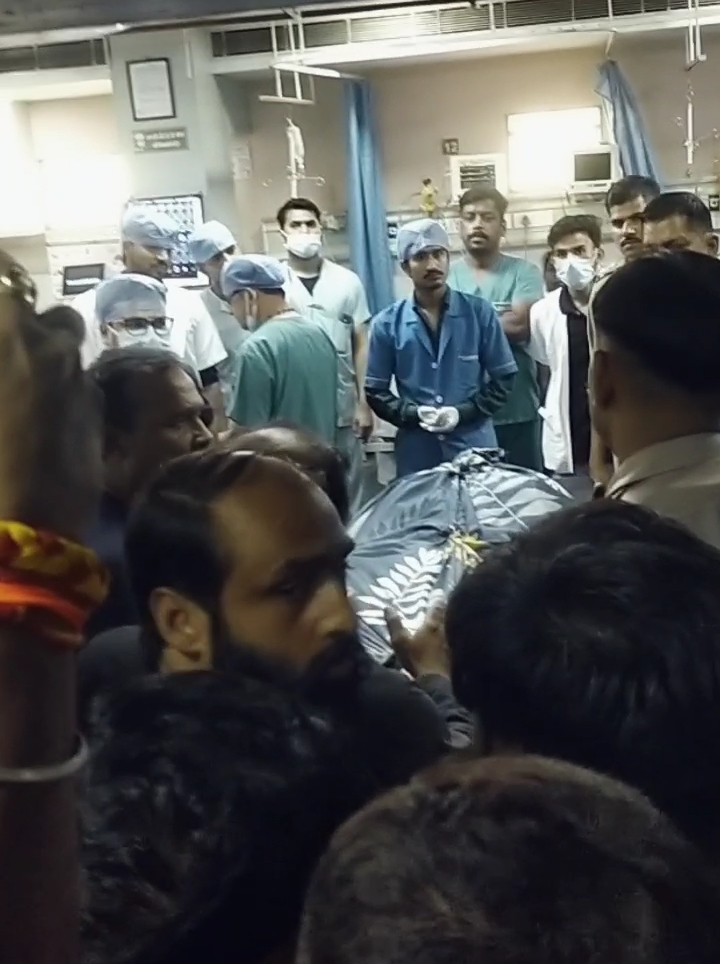 बरेली में दिनदहाड़े युवक की चाकुओं से गोदकर हत्या*