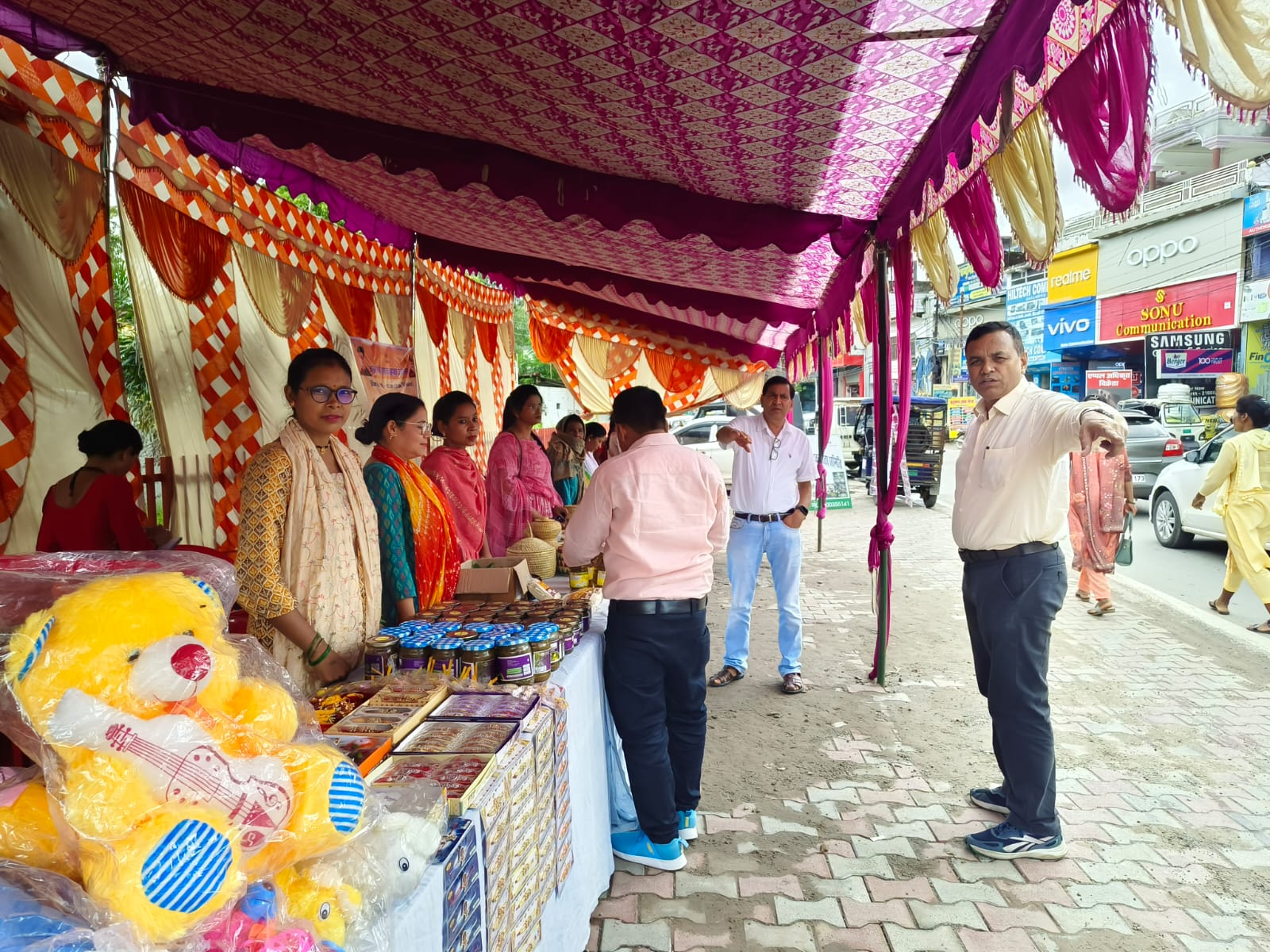 सीएम सशक्त बहना उत्सव योजना के तहत पंडित दीनदयाल पार्क में सजे स्टॉल