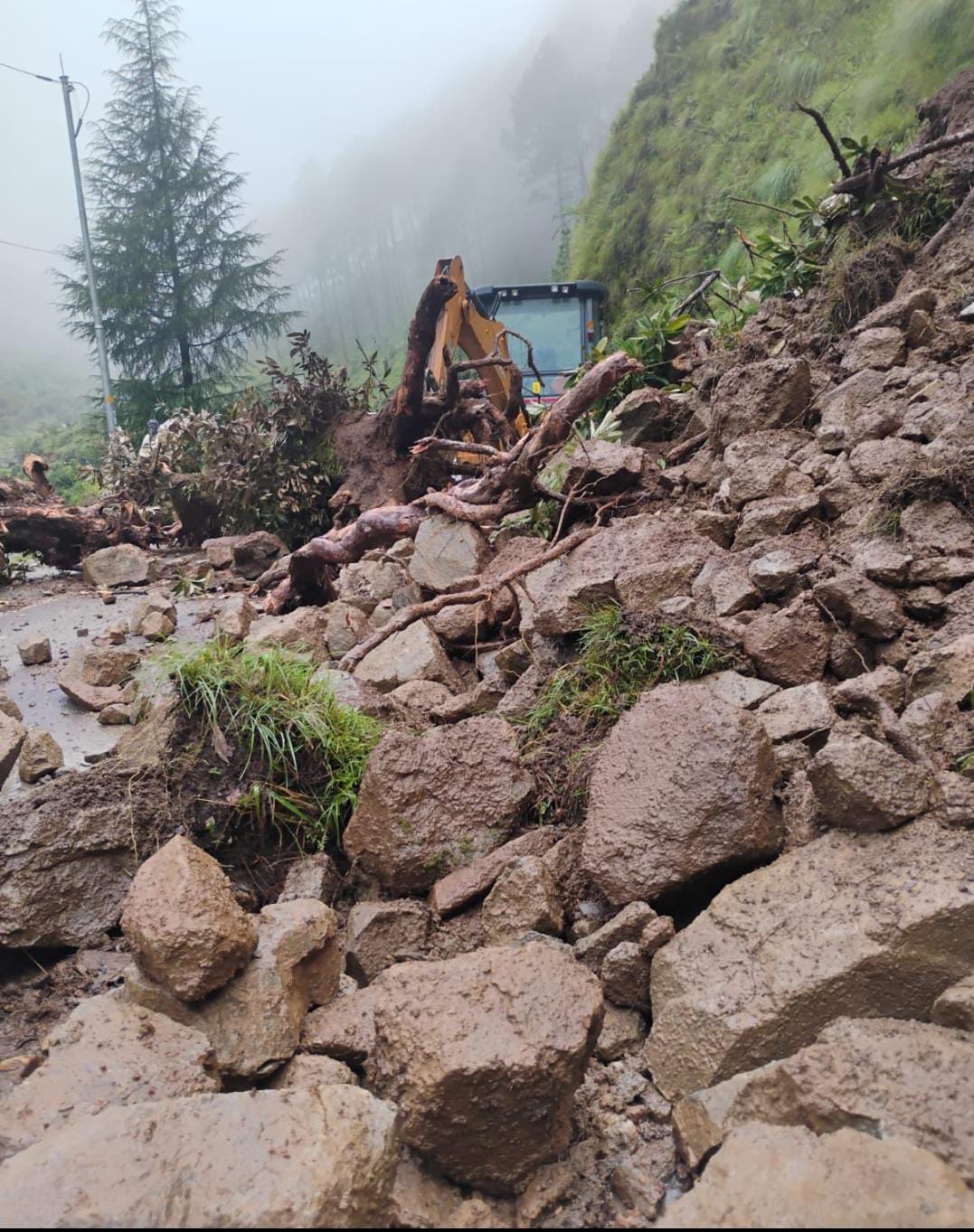 गंगोत्री राष्ट्रीय राजमार्ग नालूपानी, रतूड़ीसेरा, नेतला, डबरानी, सोनगाड़ के पास भू-धंसाव / लैंड स्लाइडिंग से बाधित ।