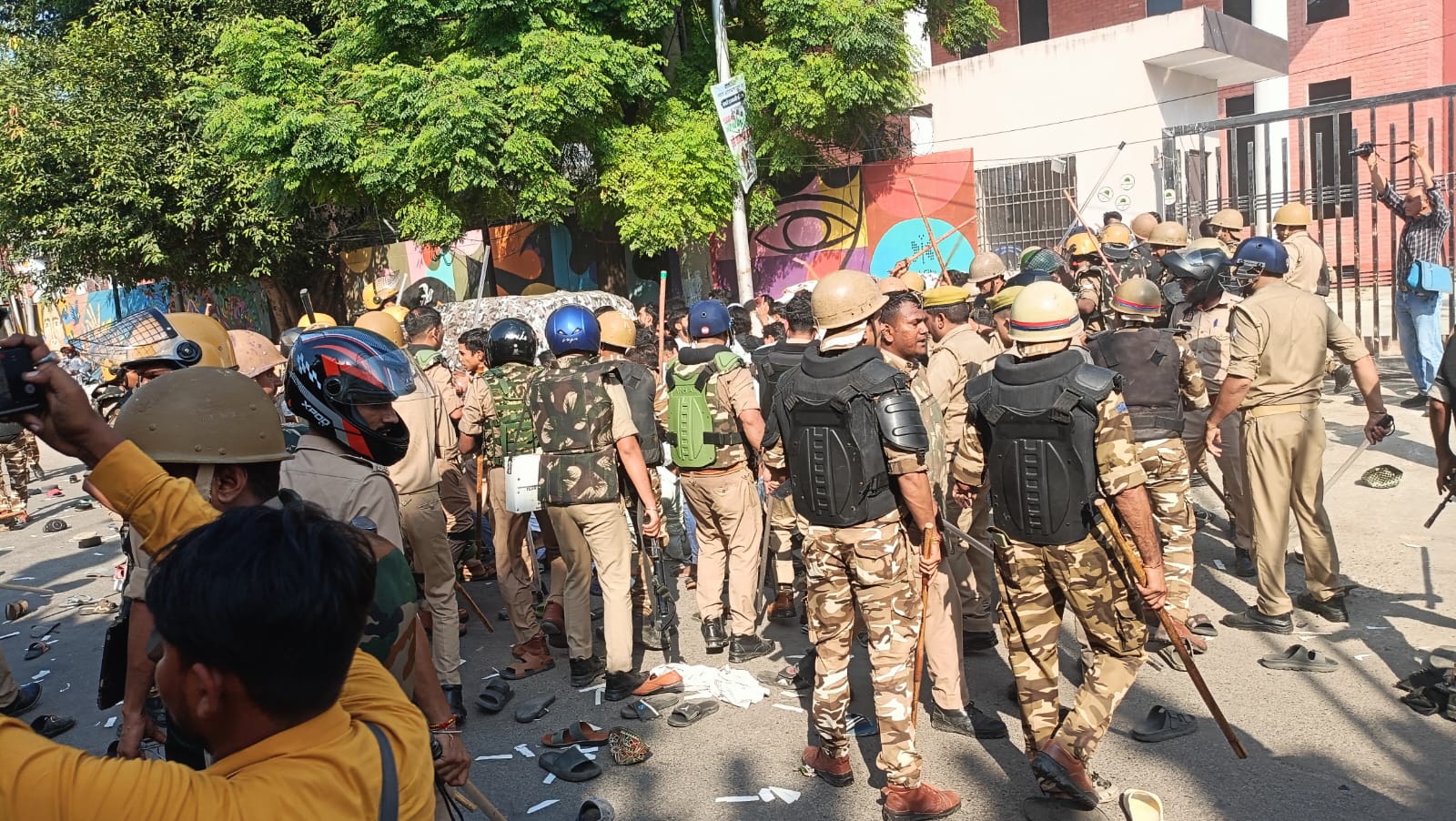 बरेली में ‘आई लव मोहम्मद’ पोस्टर पर बवाल: सड़कों पर उतरे लोग, पथराव और फायरिंग, पुलिस ने किया लाठीचार्ज