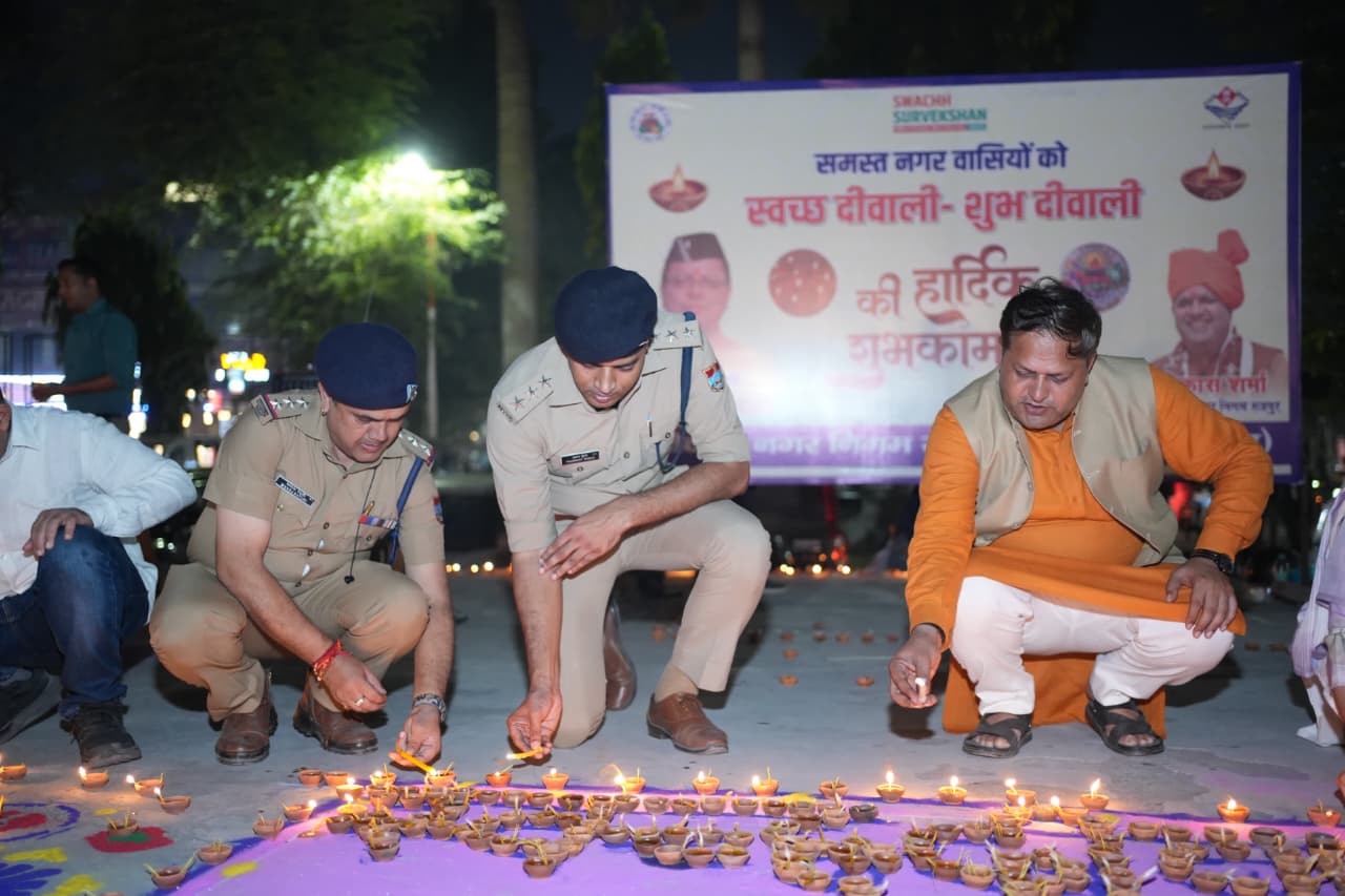 नगर निगम ने रुद्रपुर के गांधी पार्क में दीप जलाकर मनाया दीपोत्सव