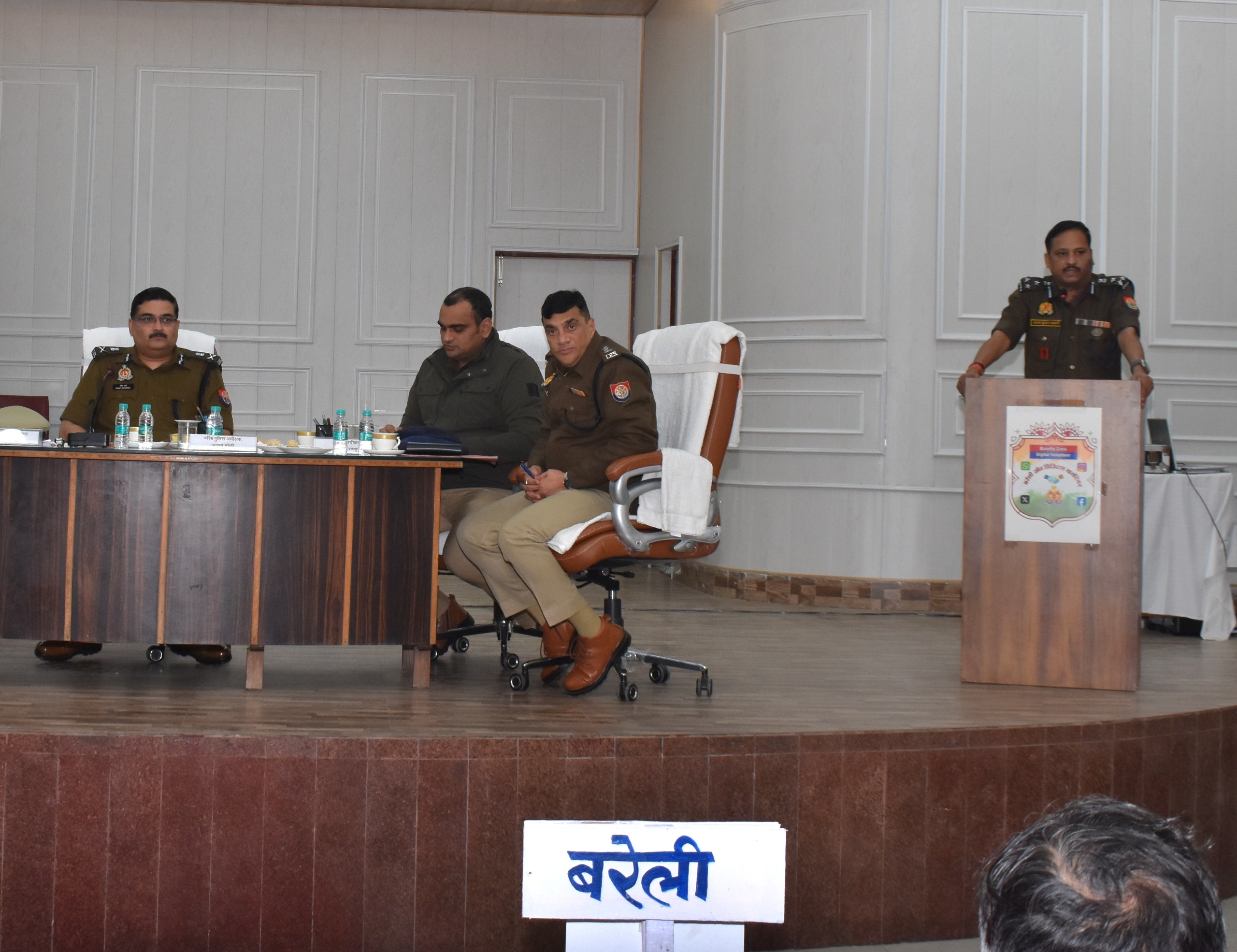 फेक न्यूज और साइबर अपराध के विरुद्ध ‘डिजिटल योद्धा’ तैयार एडीजी बरेली जोन ने ली डिजिटल वॉलंटियर्स की अहम बैठक*
