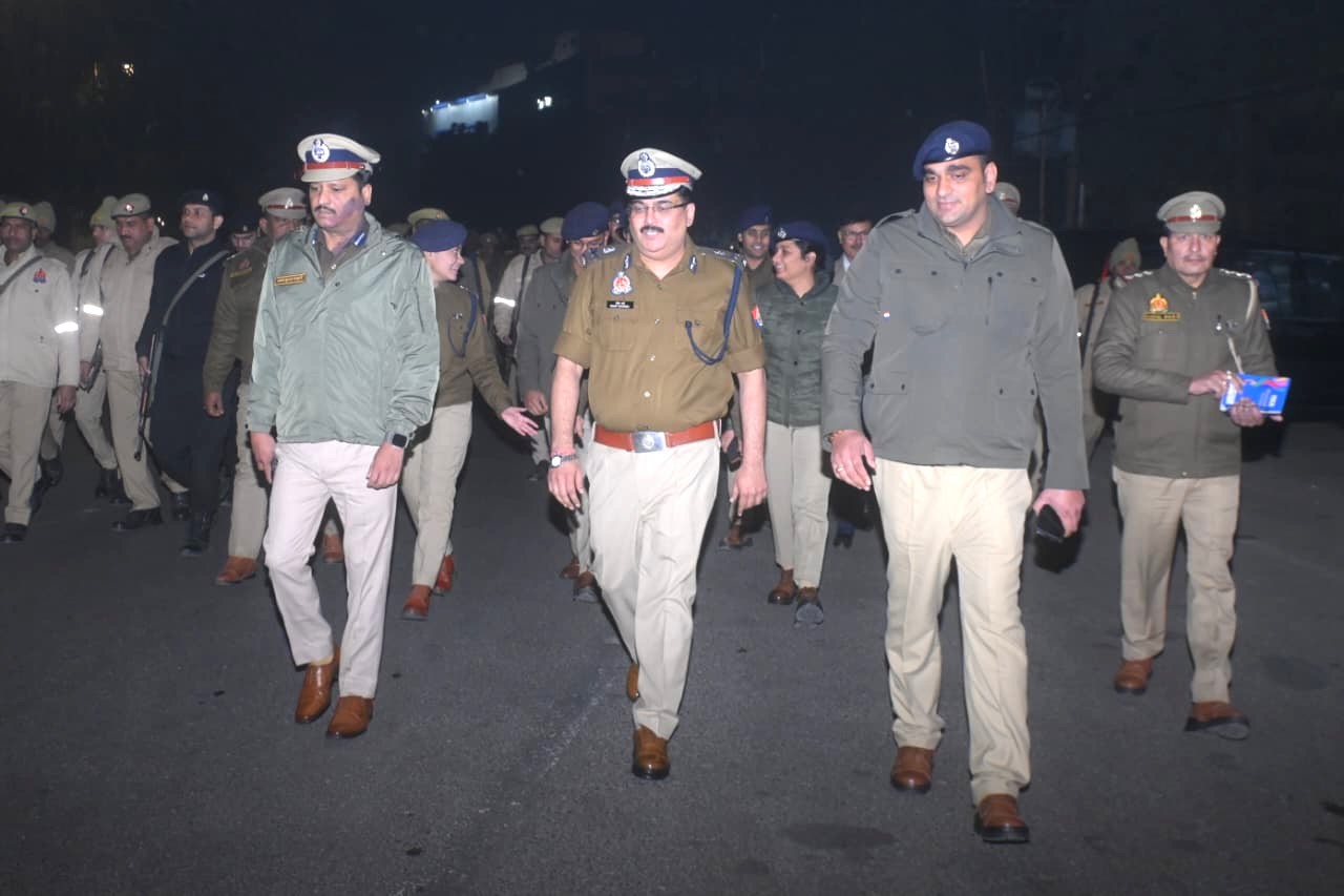 बरेली नए साल के जश्न पर पुलिस का कड़ा पहरा, सड़कों पर उतरे आला अधिकारी