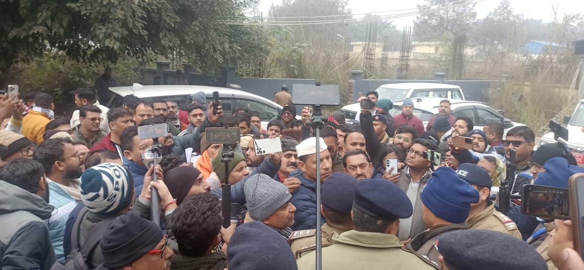 अवैध वसूली,प्रताड़ना,तानाशाही के खिलाफ भड़के कांग्रेसी प्राधिकरण कार्यालय कर डाला कूच बेहड़ व पनेरु की मौजूदगी में किया प्रदर्शन