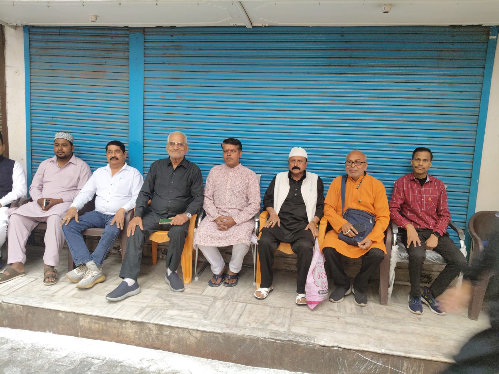 पीस कमेटी आँफ इन्डिया के राष्ट्रीय अध्यक्ष नदीम इक़बाल ने ग्रैंड मुफ्ती असजद मियाँ फुल माला पहनाकर स्वागत किया