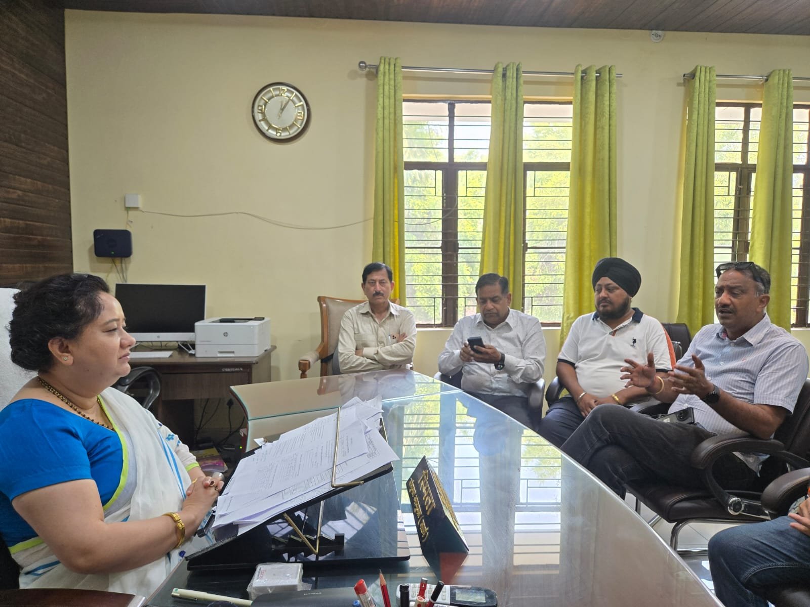 राज्य कर विभाग द्वारा व्यापारियों के उत्पीड़न पर फूटा व्यापार मंडल का गुस्सा, कार्रवाई न होने पर धरना-प्रदर्शन की चेतावनी टारगेट को लेकर व्यापारियों की गाड़ी घंटो खड़ी रखी जाती है