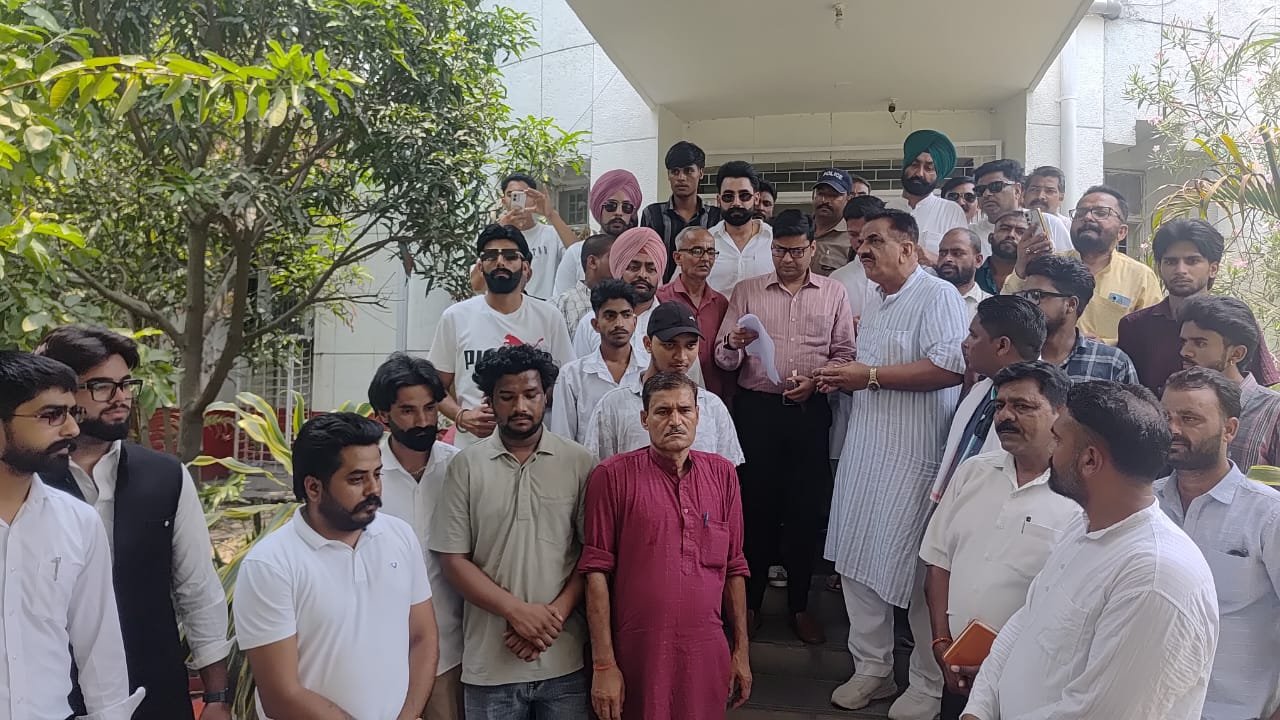 खौफनाक कट बंद कर ओवरब्रिज बनाने का उठा मुद्दा पूर्व विधायक ने एडीएम को सौंपा ज्ञापन