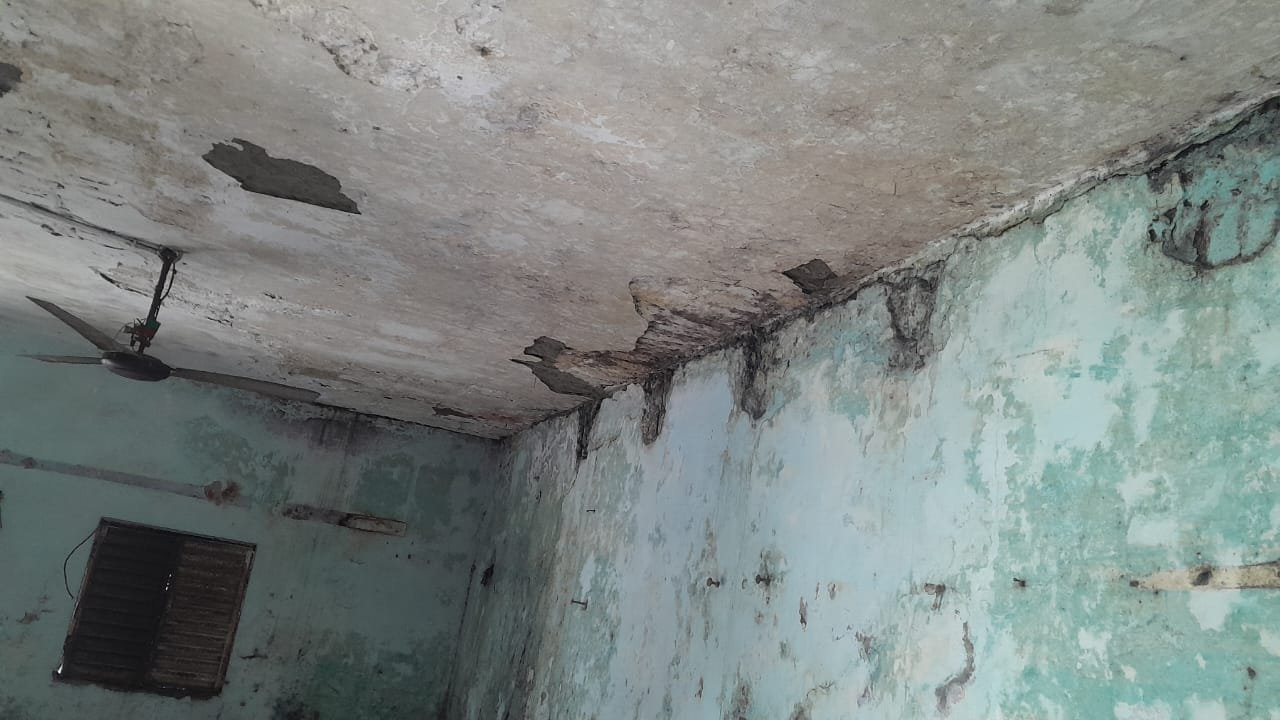 बारिश में टपकती छत, जर्जर दीवारें… आदर्श कॉलोनी पुलिस चौकी बनी खतरे का ठिकाना