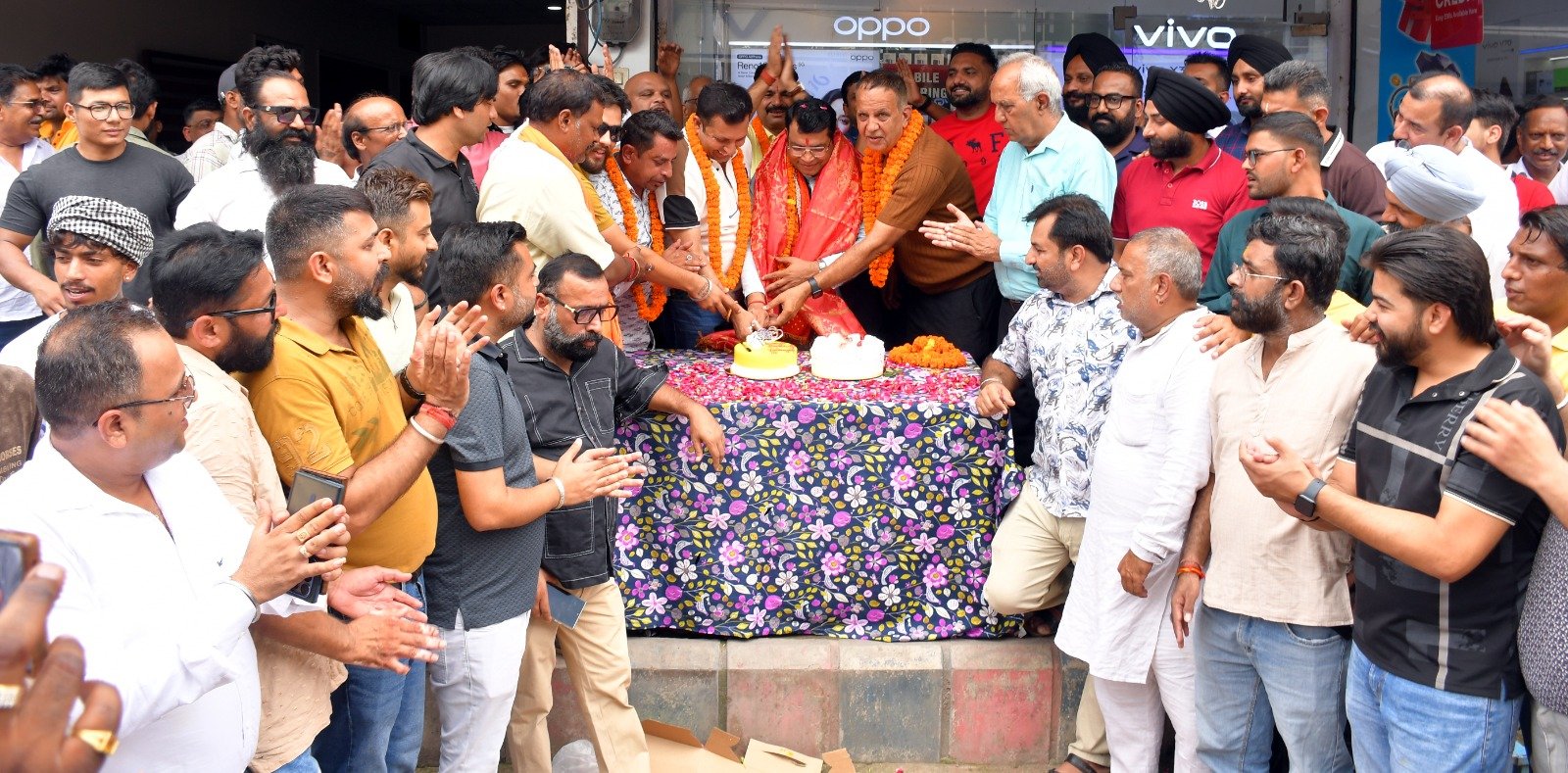 मुख्य बाजार में धूमधाम से मनाया गया विधायक शिव अरोरा का जन्मदिन