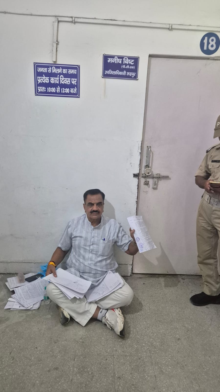 एस आई आर सर्वे:-पूर्व विधायक की मां को मिला आपत्ति नोटिस  ठुकराल ने दिया एसडीएम कार्यालय के सामने धरना