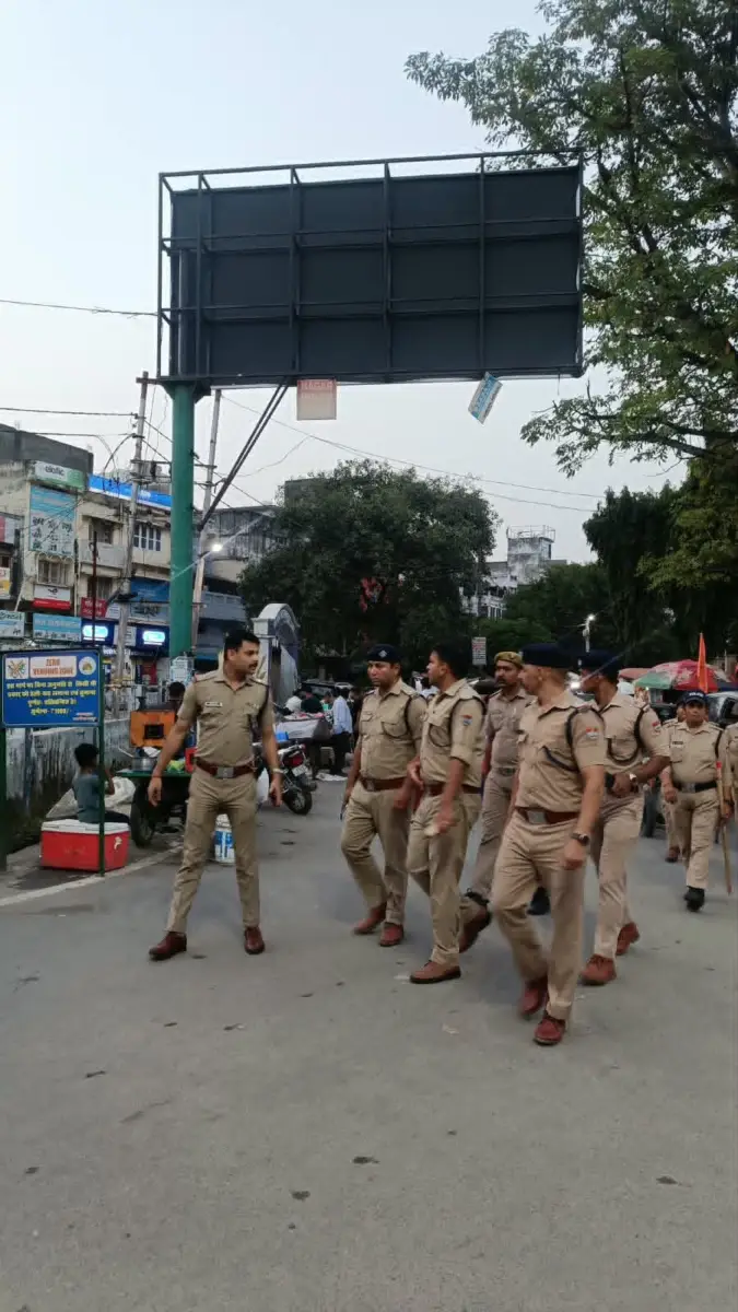 त्योहारों को लेकर रुद्रपुर पुलिस अलर्ट, बाजारों में भारी पुलिस बल के साथ फ्लैग मार्च