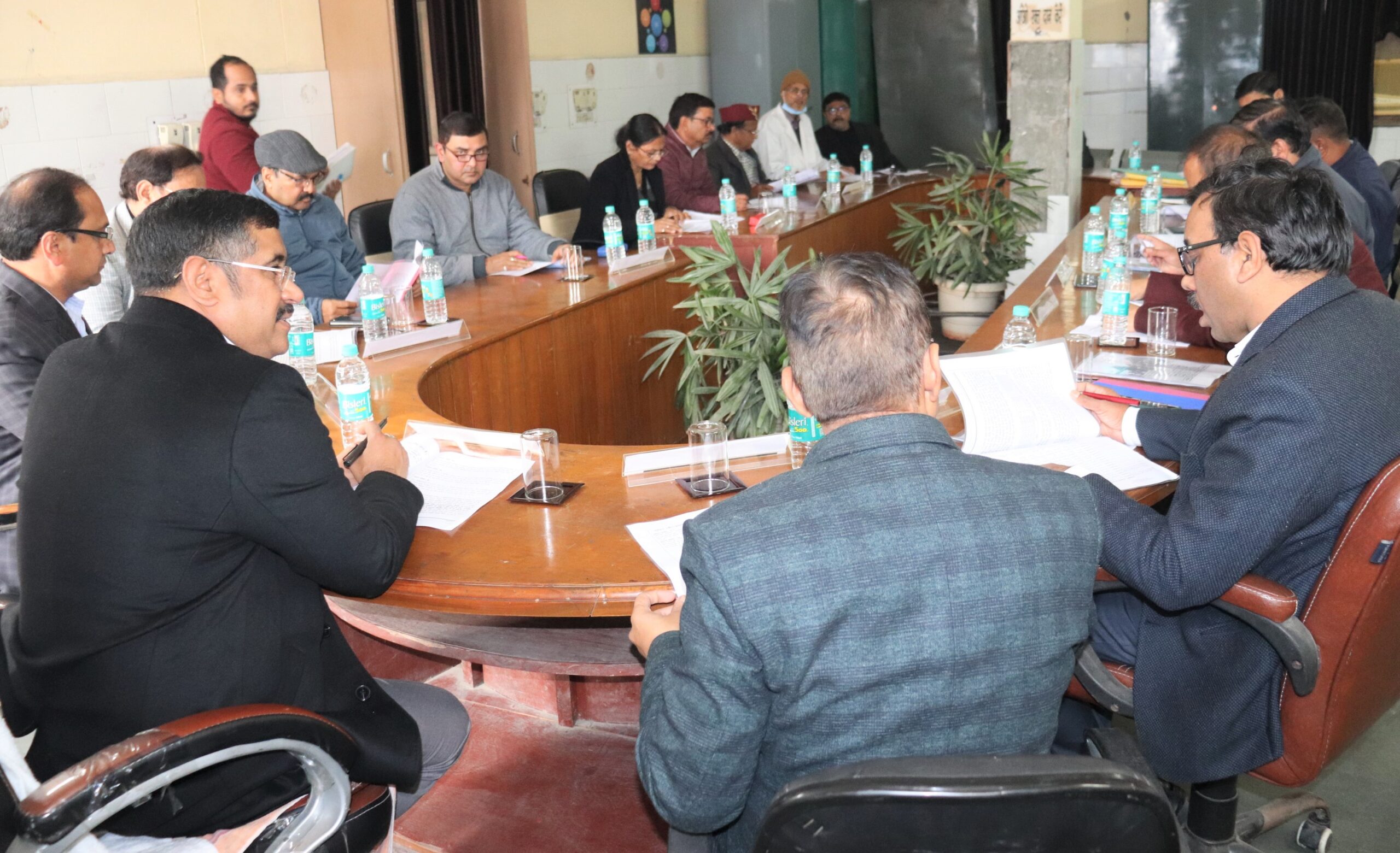 जिलाधिकारी ने दिये मुख्यालय की 8 किमी की परिधि से बाहर निवास करने वाले चिकित्सकों का वेतन रोकने के निर्देश 