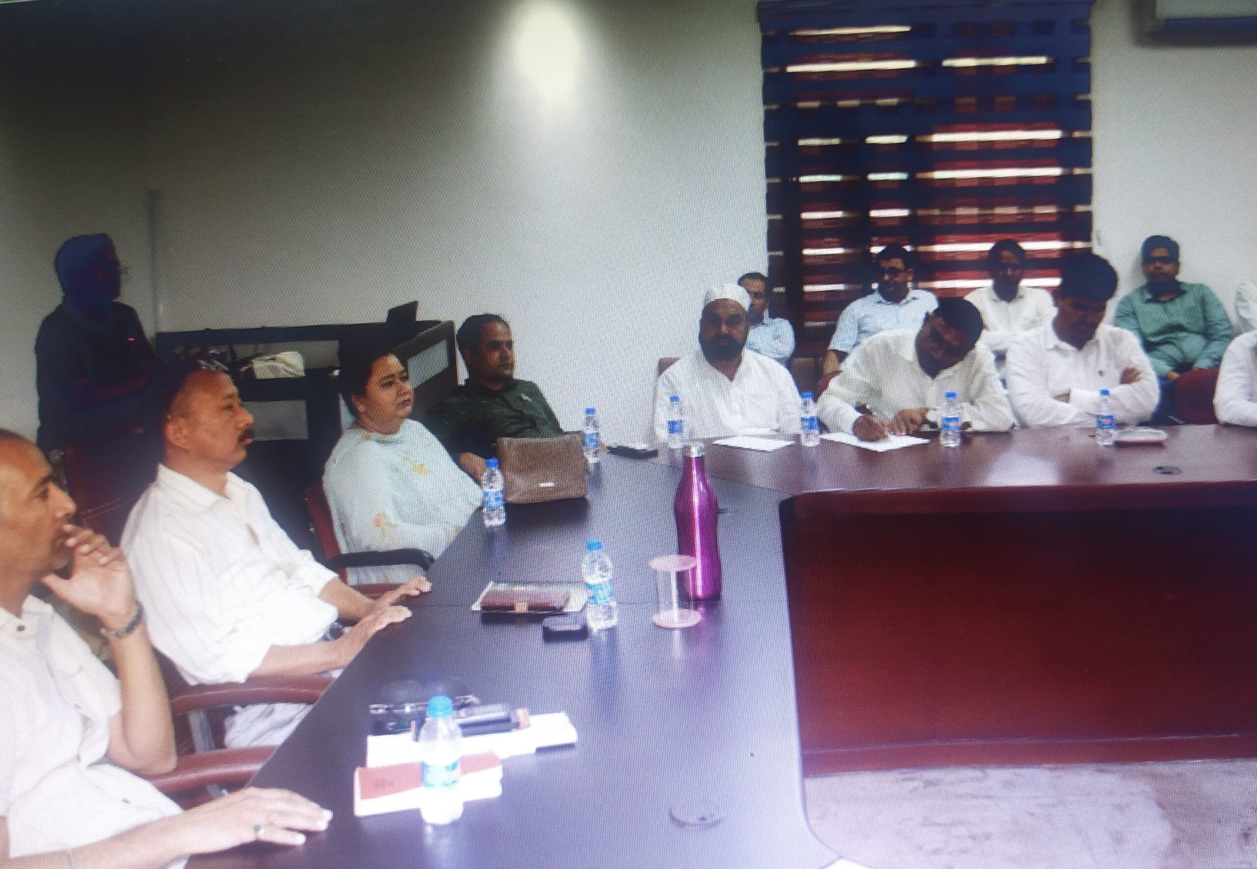 रुद्रपुर में यूपी ईट भटटा एसोसिएशन के साथ बैठक करते राज्य कर विभाग के अधिकारी