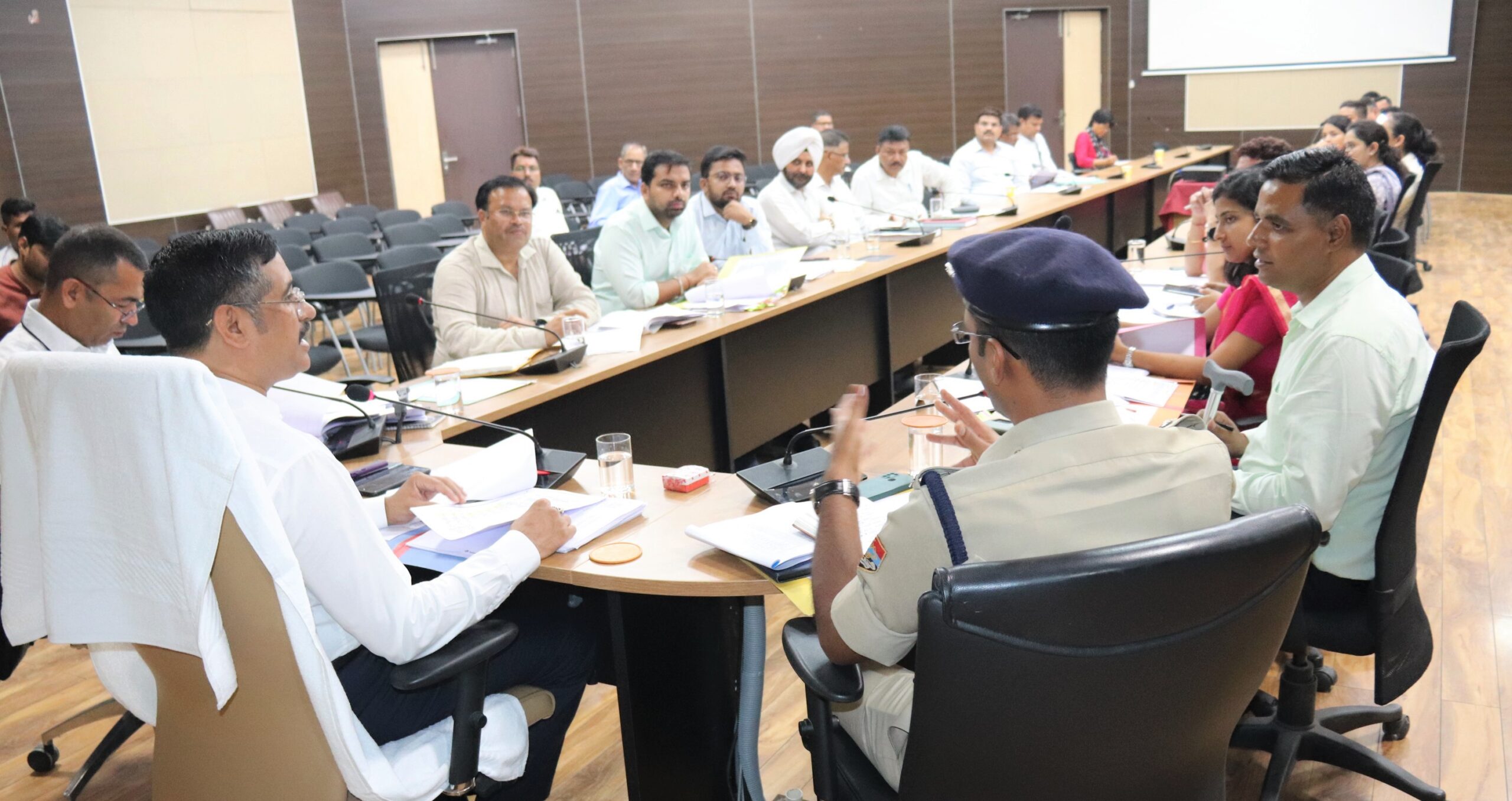 मासिक स्टाफ बैठक में जिलाधिकारी ने दिये अवैध खनन, परिवहन आदि के खिलाफ संयुक्त रूप से कार्यवाही करने के निर्देश