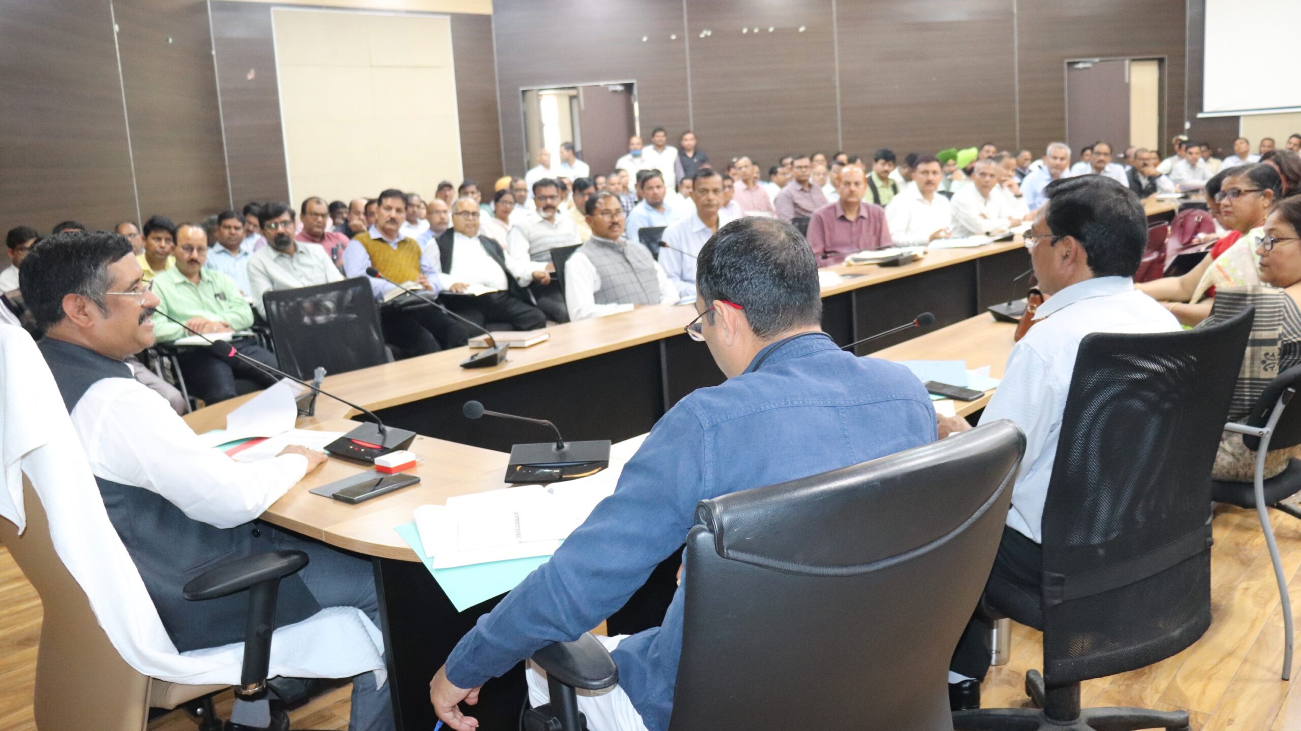 आगामी बोर्ड परीक्षाओं के सफल संचालन हेतु  जिलाधिकारी  ने ली बैठक  