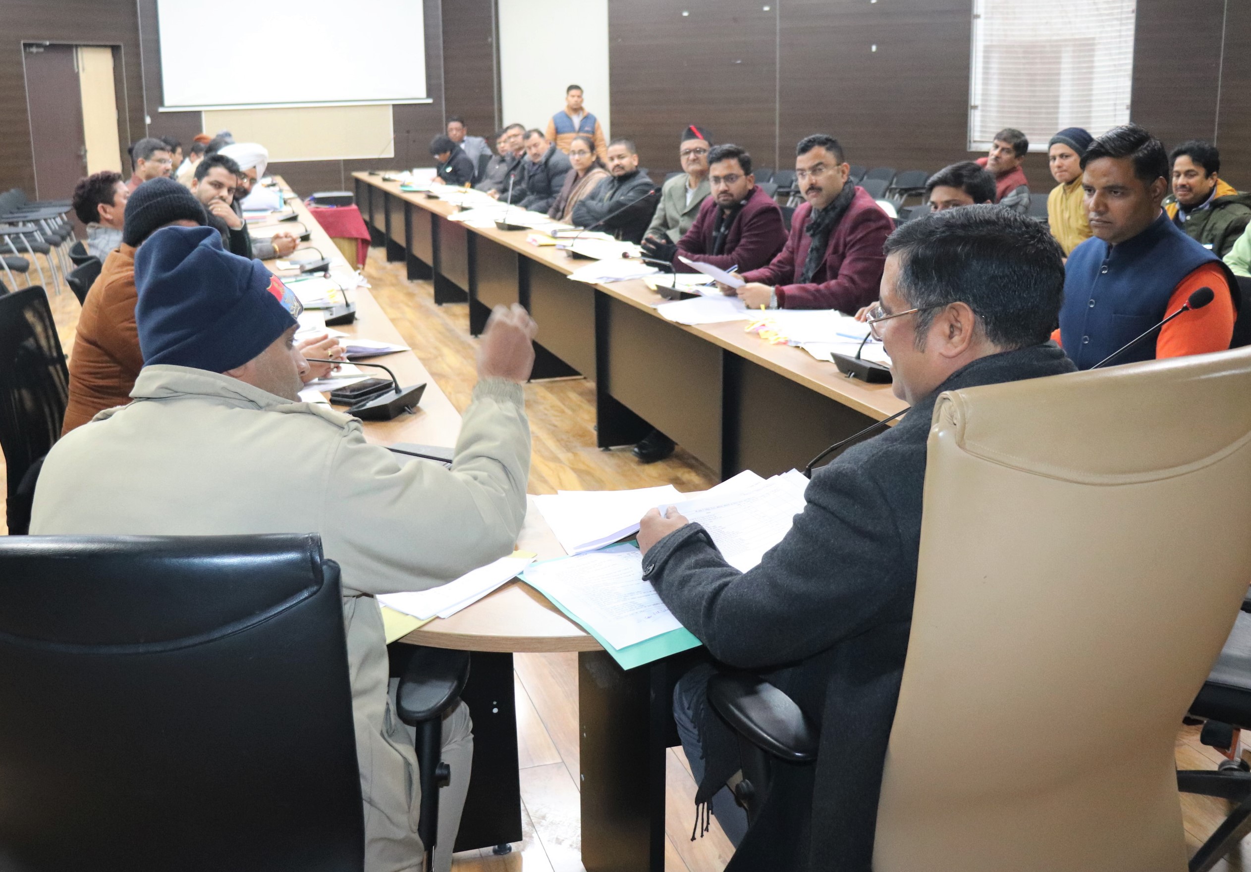 लापरवाही पर डीएम ने दो  खाद्य  सुरक्षा अधिकारियों का रोका वेतन  मासिक स्टाफ बैठक में जिलाधिकारी दिए कार्याें में सुधार लाने के निर्देश