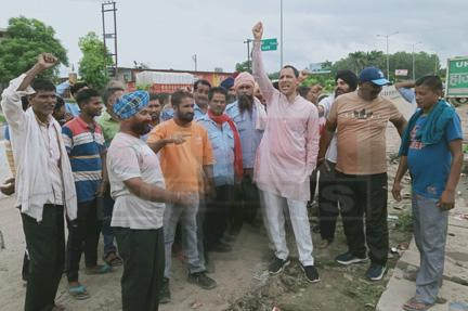 परिवहन विभाग के फिटनेस सेंटर पर किया धरना प्रदर्शन