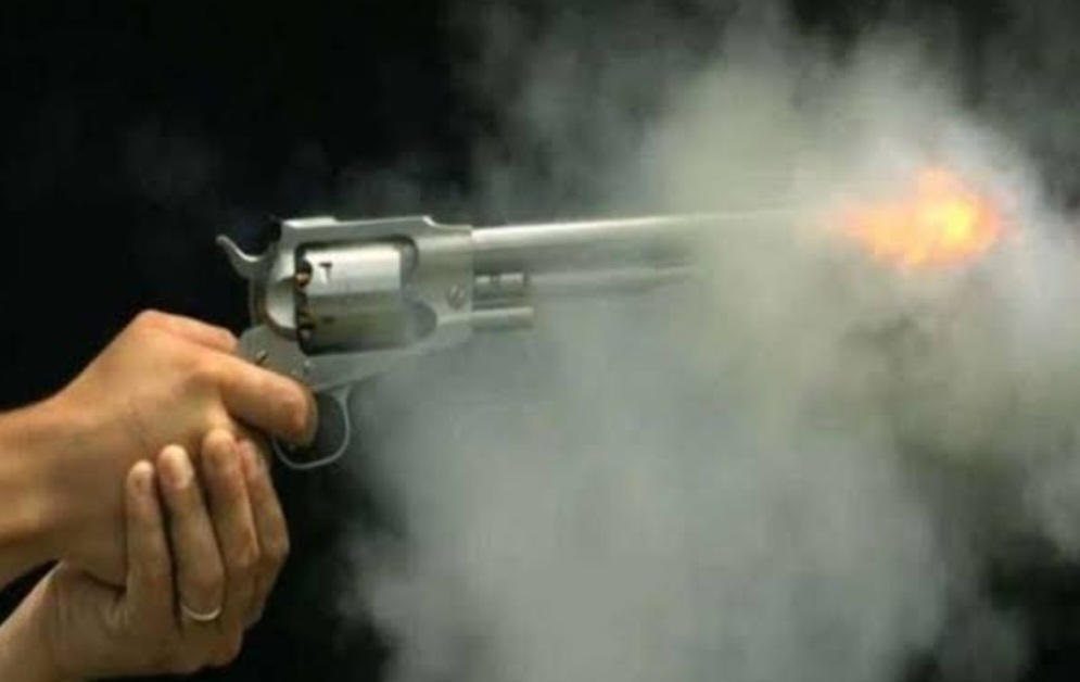 बर्थडे पार्टी में गोली चल गयी। गोली लगने से एक युवक गंभीर रूप से घायल हो गया।