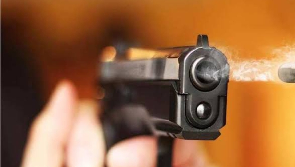 घर से बाहर बुलाकर युवक पर फायरिंग झौंकने का आरोप