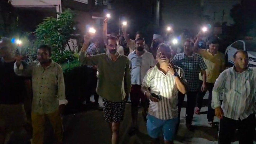 सामिया कॉलोनी की बत्ती गुल 800 परिवार में मचा हाहाकार गुस्साए लोगों ने घेरा बिल्डर का आवास 24 घंटे से नहीं मिला पानी,जमकर हंगामा