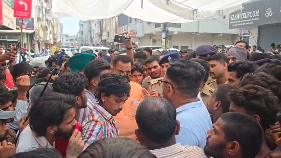 विक्रांत बागी की मौत पर गुस्सा आवास पर लगी सैकडों युवाओं की भीड़