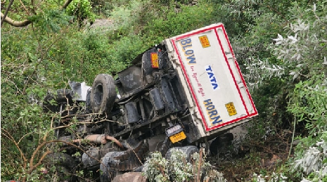 देर रात खाई में गिरा डंपर, चालक की मौके पर मौत