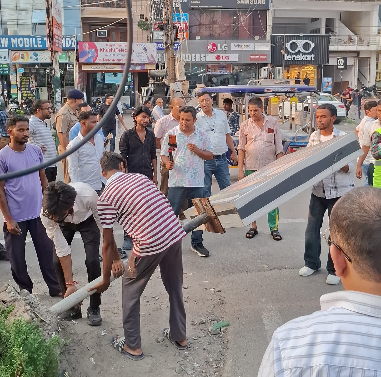 “दीपावली से पहले रुद्रपुर में अतिक्रमण पर कड़ी कार्रवाई, नगर निगम ने जब्त किया सामान”