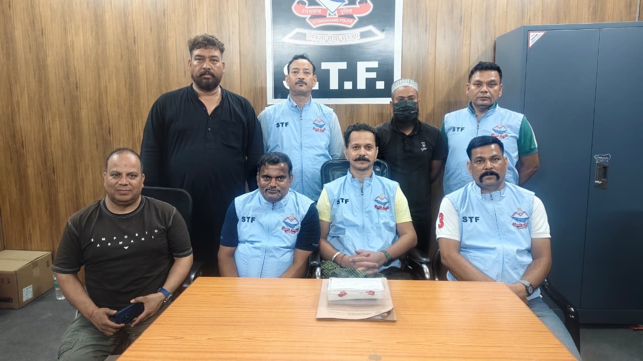 सलाउददीन गिरफ्तार,डेटोनेटर सहित हथियार बरामद विदेशी पिस्टल,एके 47 के कारतूस भी हुए बरामद देश-प्रदेश में फैला रहा था कट्टरपंथी का जाल