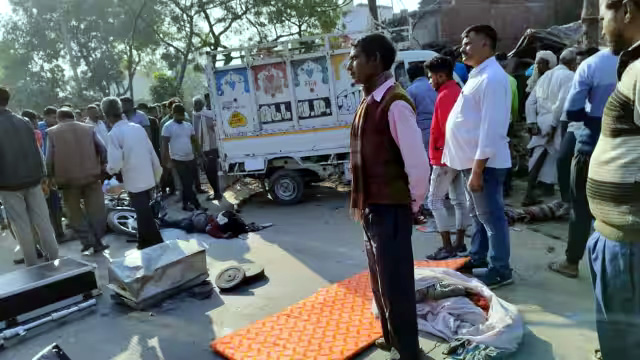 अनियंत्रित होकर भीड़ में घुसी पिकअप   हादसे में एक ही गांव के तीन लोगों समेत चार की मौत