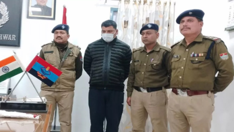 छुट्टी के दिन ड्यूटी करने से गुस्‍से में आकर ड्राइवर ने कर दी अधिकारी के घर पर फायरिंग