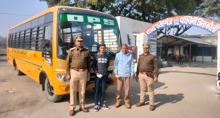 स्कूल की बस से पिता-पुत्र कर रहे थे स्मैक तस्करी, पुलिस ने रंगे हाथ दबोचा