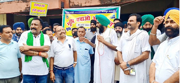 भूमि बचाओ आंदोलन के तहत सड़कों पर उतर आये जिले भर से किसान    20 गांव की 5838 एकड़ भूमि के मामले को लेकर किया आर पार की लड़ाई का ऐलान